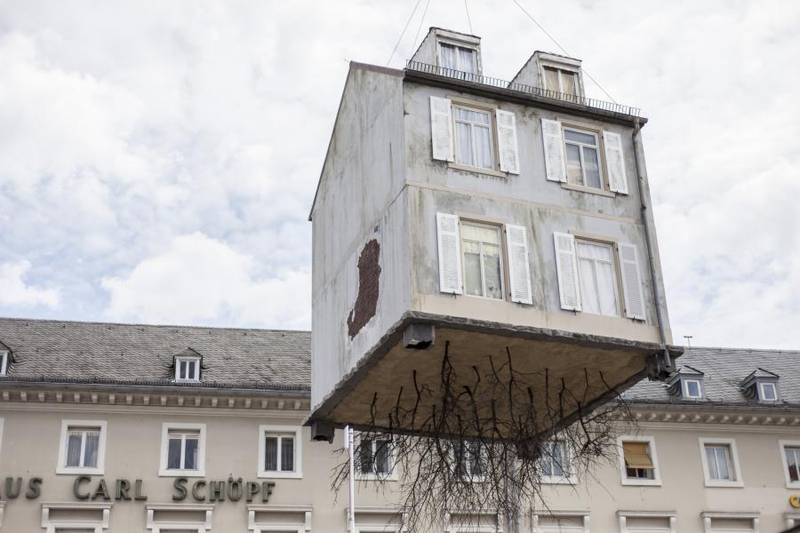 Illustration for article titled This House Dangling From a Construction Crane Is Art, Not an Accident